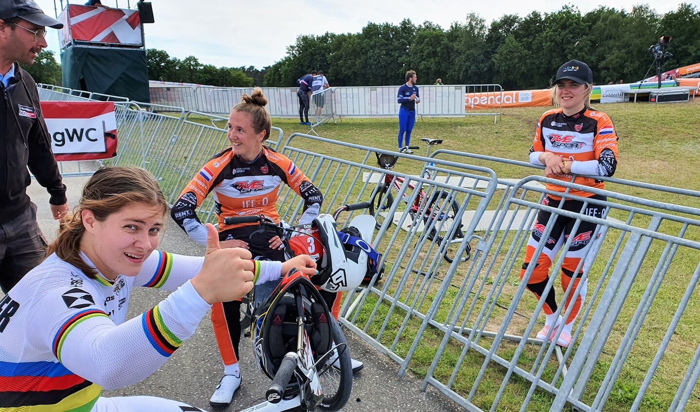Laura Smulders finishte als tweede. Zus Merel kwam niet in de finale, waarin Bethany Shriever tevreden derde werd.