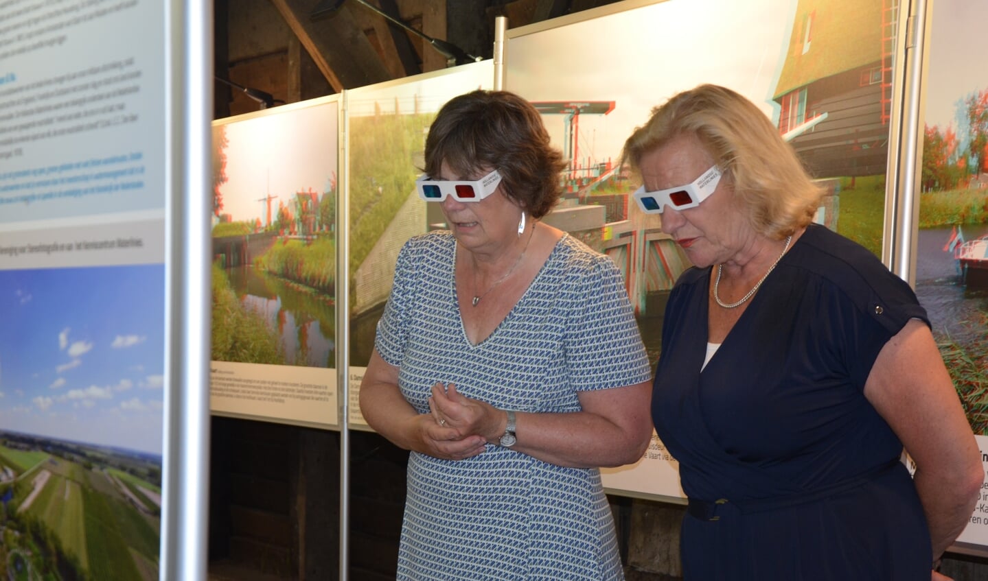 Karin Sommer-de Vries (hoogheemraadschap) en wethouder Wil Kosterman bekijken de tentoonstelling