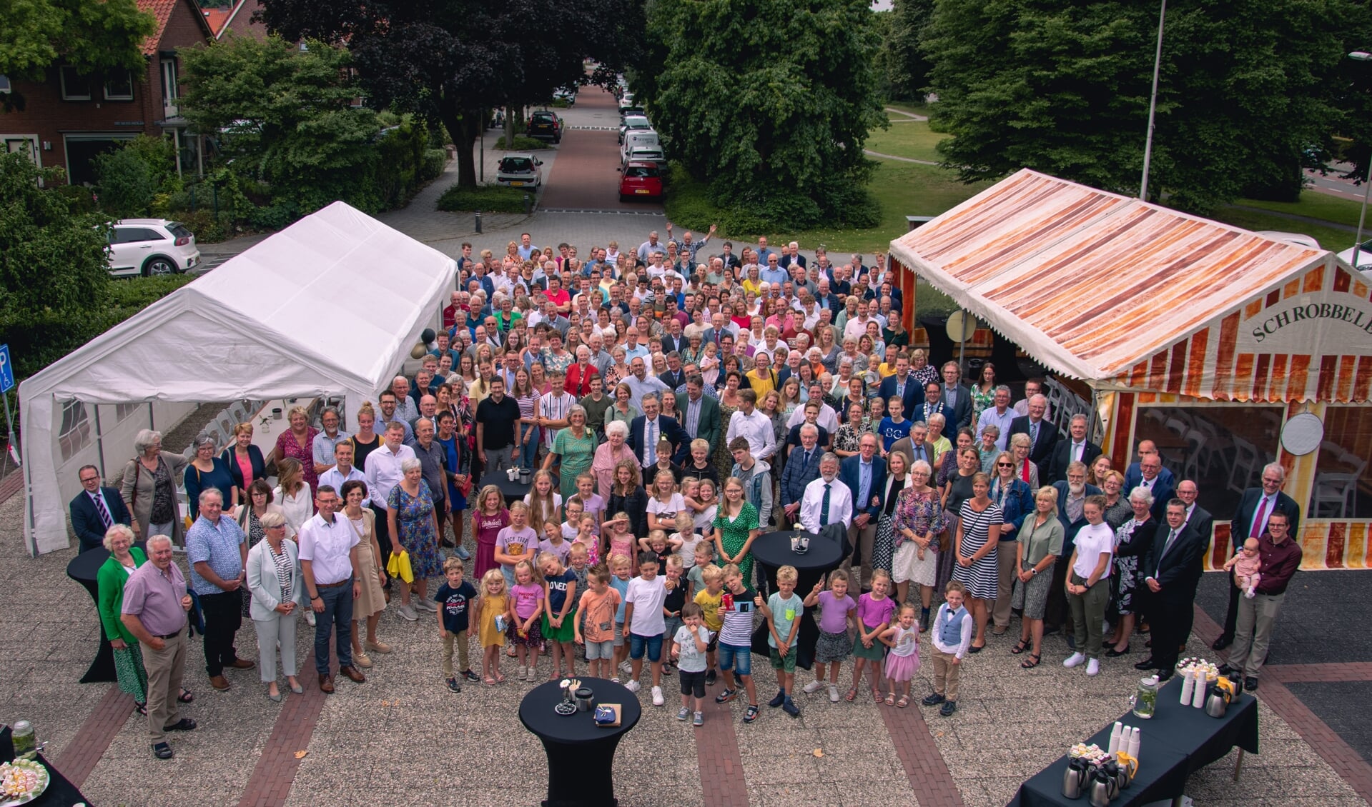 De Hervormde gemeente  Bethelkerk nam afgelopen zondag afscheid van predikant Johan het Lam (midden met stropdas). (RTH Fotografie)