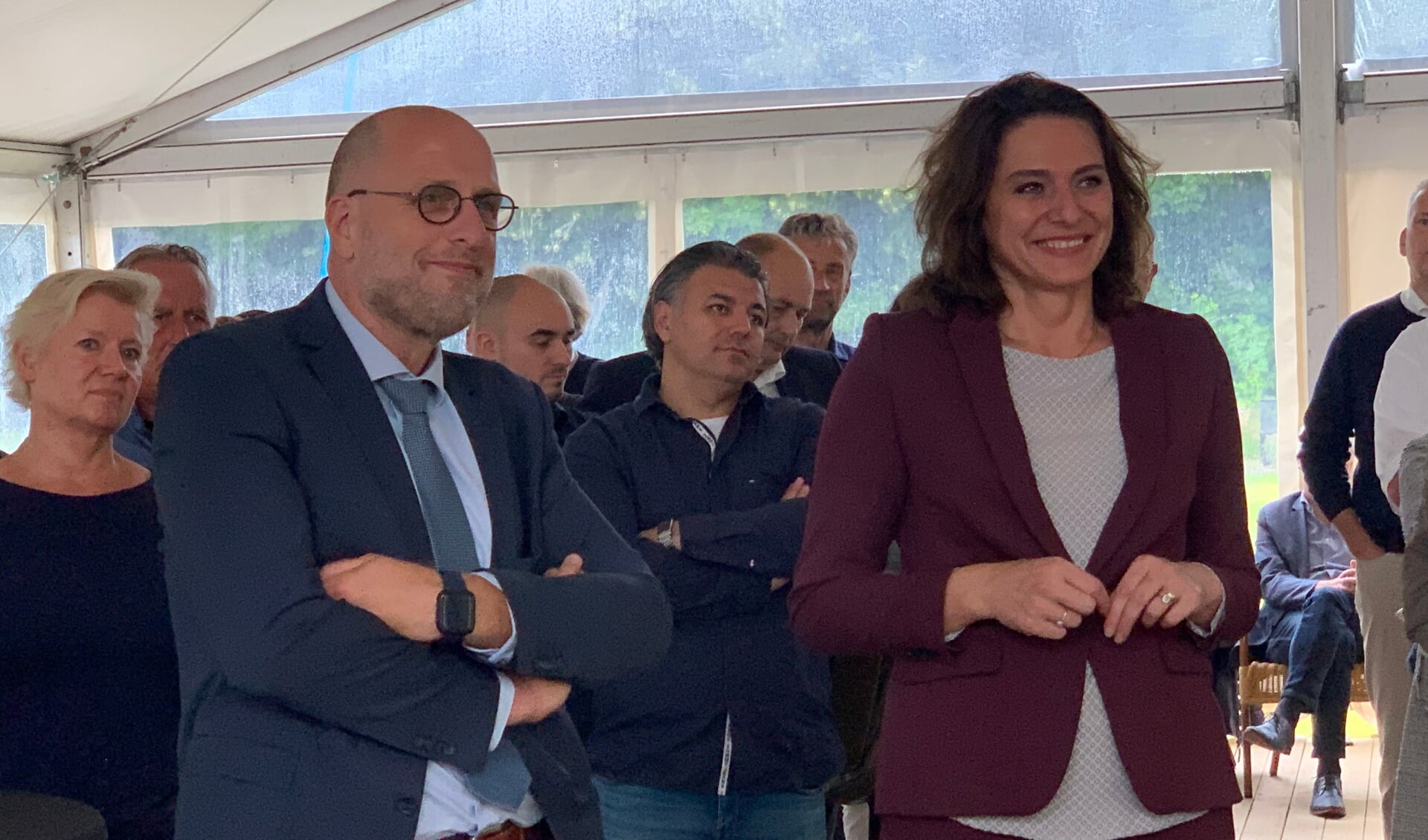 Harrie Dijkhuizen (links) en Nermina Kundic tijdens hun afscheid als wethouder van Soest.