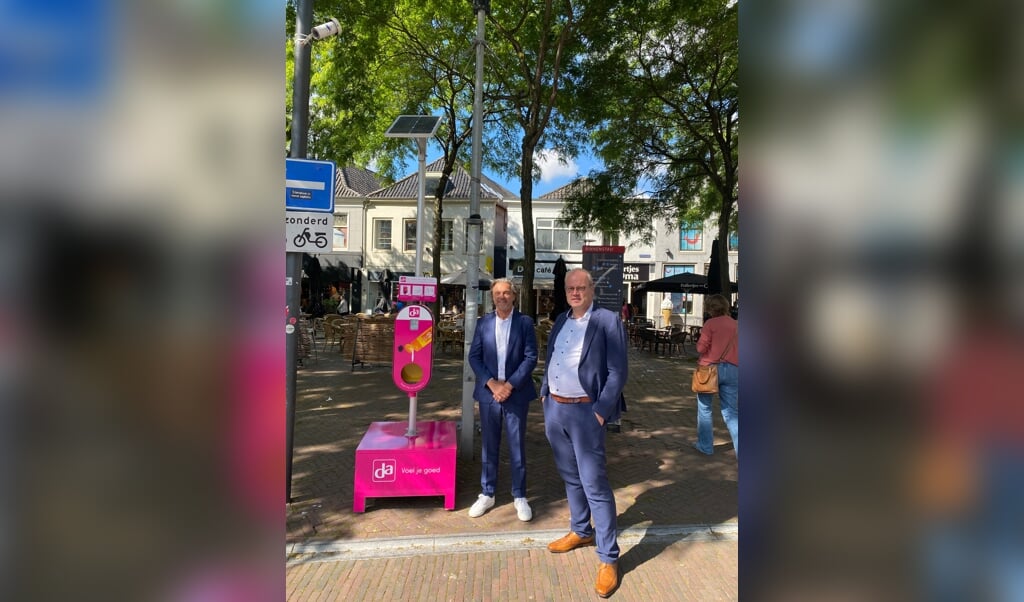 Ruud van Munster (Algemeen Directeur drogisterij DA) en Menno Tigelaar (wethouder Amersfoort) namen de zonnebrandpaal aan de Varkensmarkt gister in gebruik.