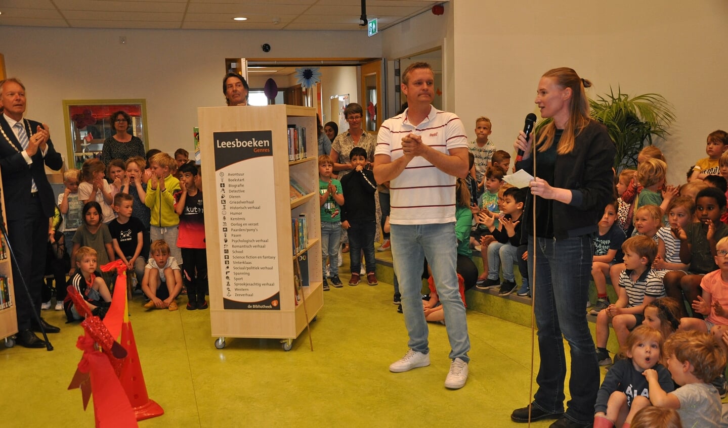 Op 12 mei dit jaar opende Freek Steur (midden) nog de nieuwe schoolbibliotheek.