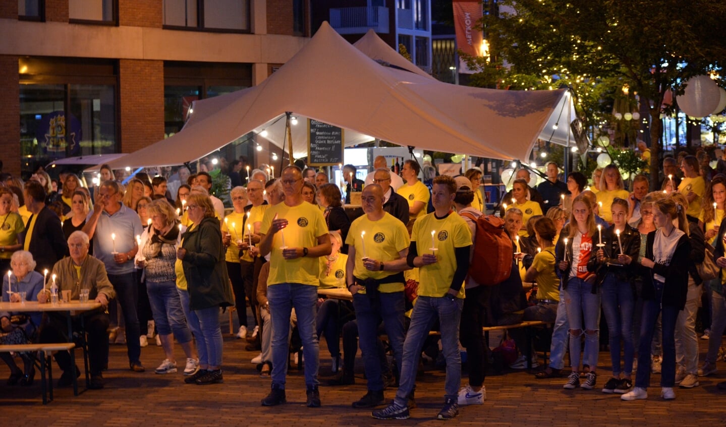 Met een kaarsje in de hand om te gedenken verzamelen deelnemers van de Urban Walk en overige belangstellenden op het Kees Stipplein