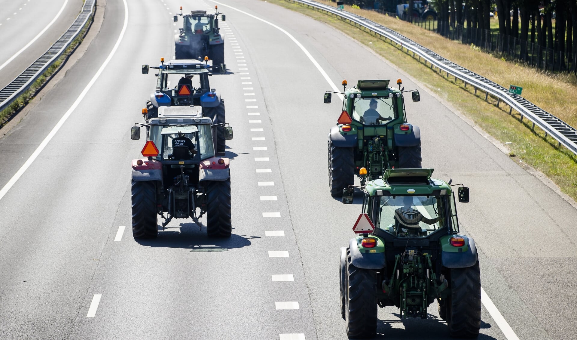 Boeren op de snelweg A1 na de demonstratie in Stroe.
