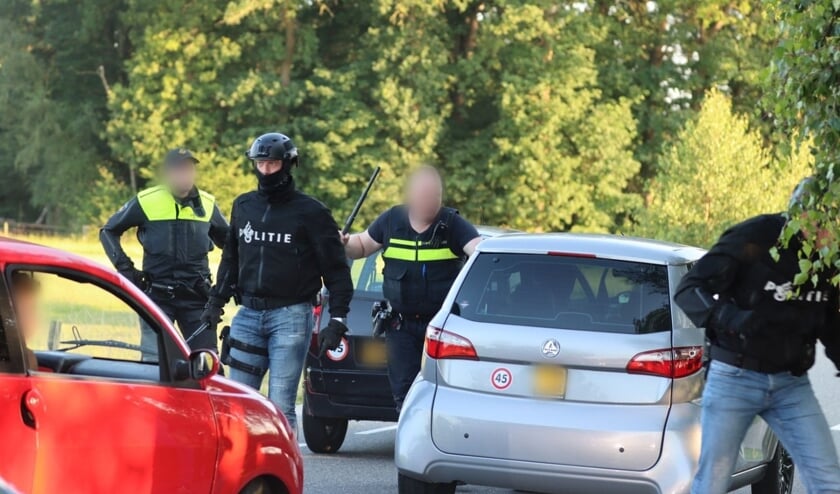 Agenten met wapenstok bij deelnemers van het boerenprotest.