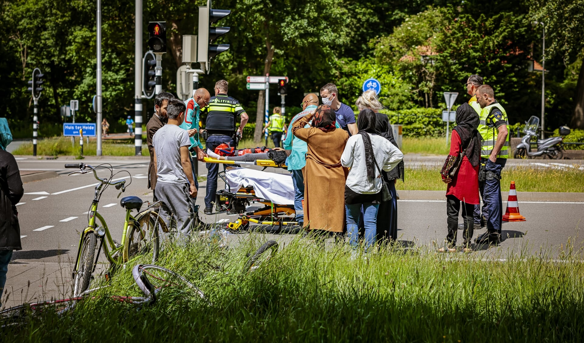 Hulpverleners in actie na de aanrijding op de Amersfoortseweg in Huis ter Heide.