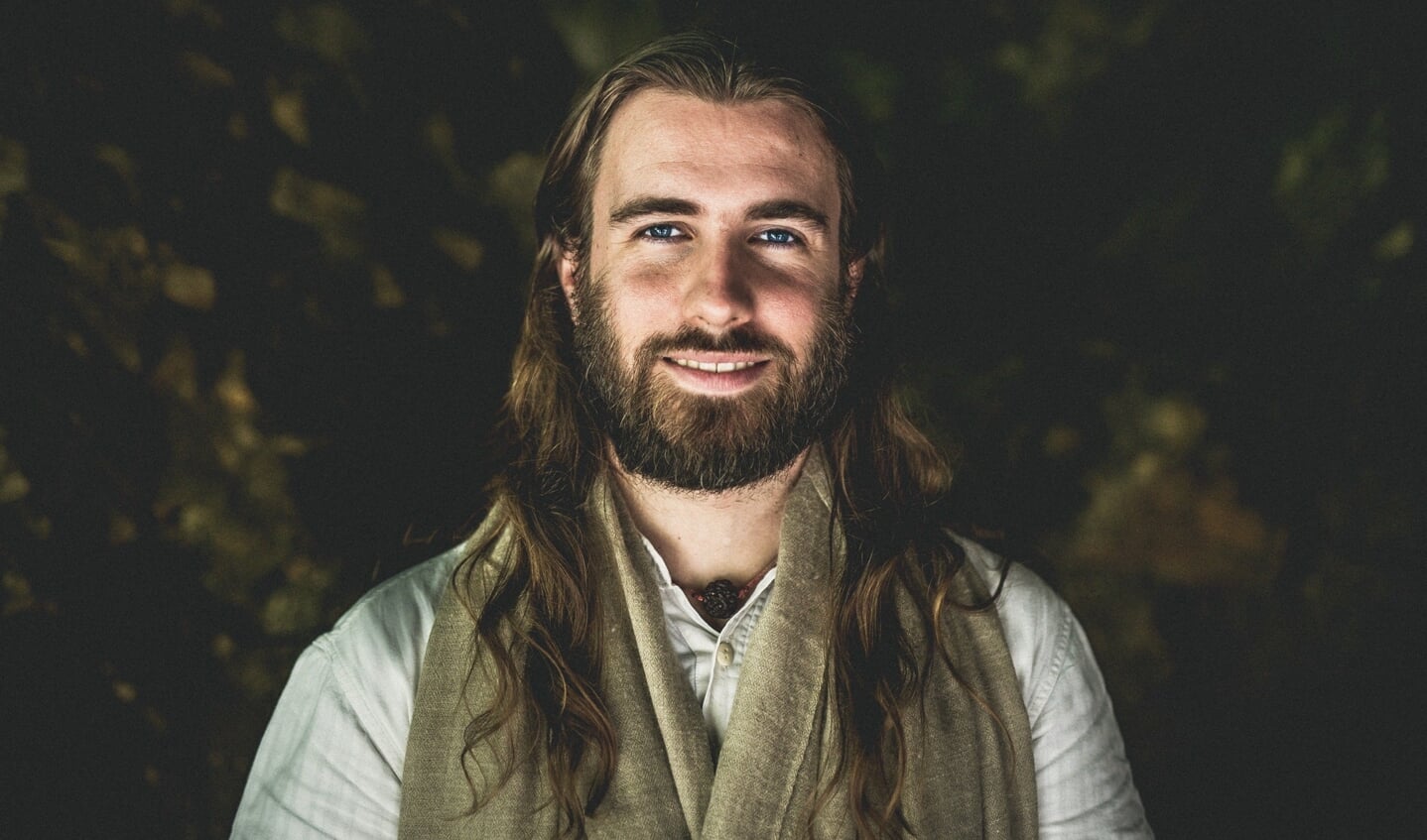 Swami: “In de huidige hectische wereld ervaren veel mensen problemen. Ze zijn ‘s avonds moe van de onophoudelijke mentale inspanningen of worden ‘s morgens moe wakker met een hoofd vol indrukken.”
