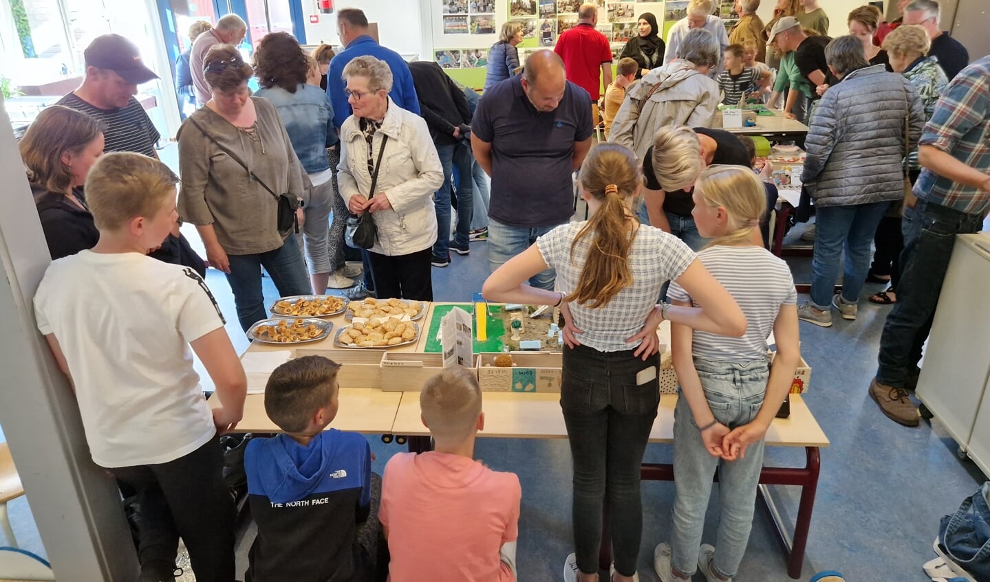 Ouders, grootouders en anderen bewonderden alles wat de leerlingen maakten