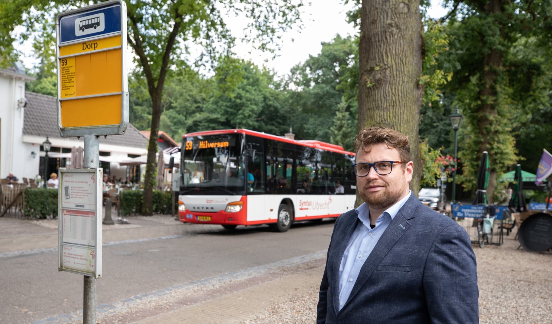 Wethouder Mark Eijbaard bij de bushalte in Lage Vuursche.