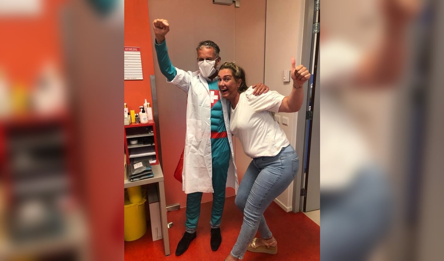 Huisarts Hans van Daalen en doktersassistente Vanessa Berkhout blijven vrijdag in de praktijk voor spoedgevallen.