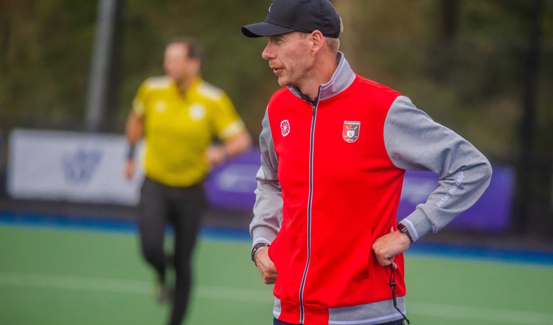 Tim Oudenaller langs de kant als coach van Schaerweijde.