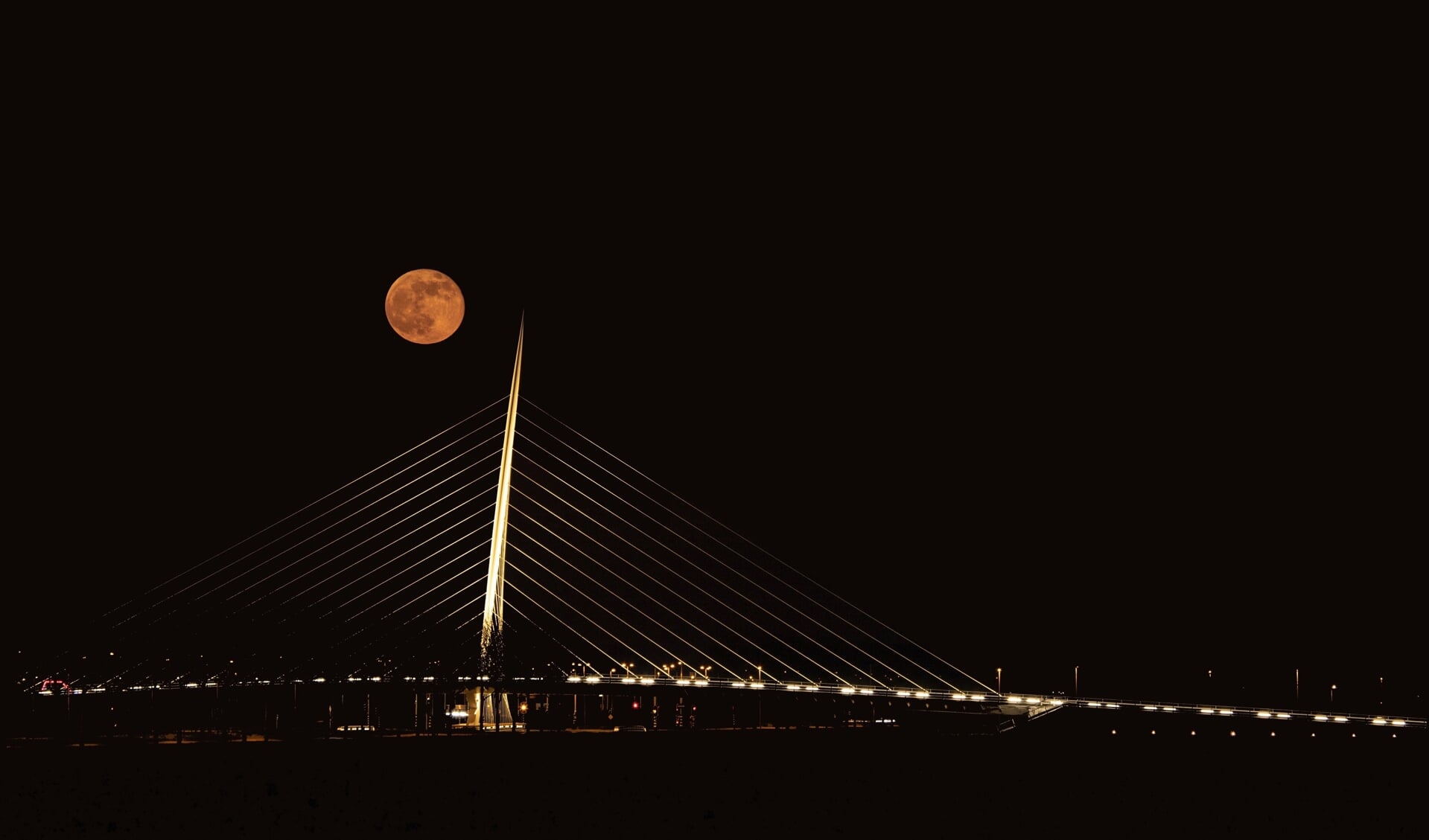 De winnaar van deze maand is Jan Zandvliet met een nachtelijke foto van Calatrava De Citer met een prachtige volle maan er bij, alsof die een klap gaat krijgen van de brug. 