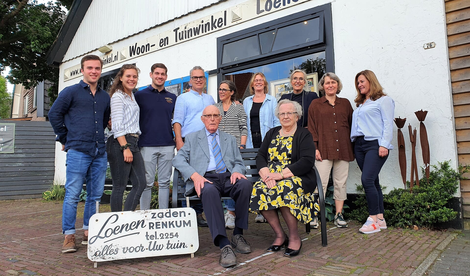 'Team Loenen' is trots op 'hun' winkel. Midden, achter vader Jan, Ina Bakker-Loenen, de drijvende kracht en inspirator van de woon- en tuinwinkel.
