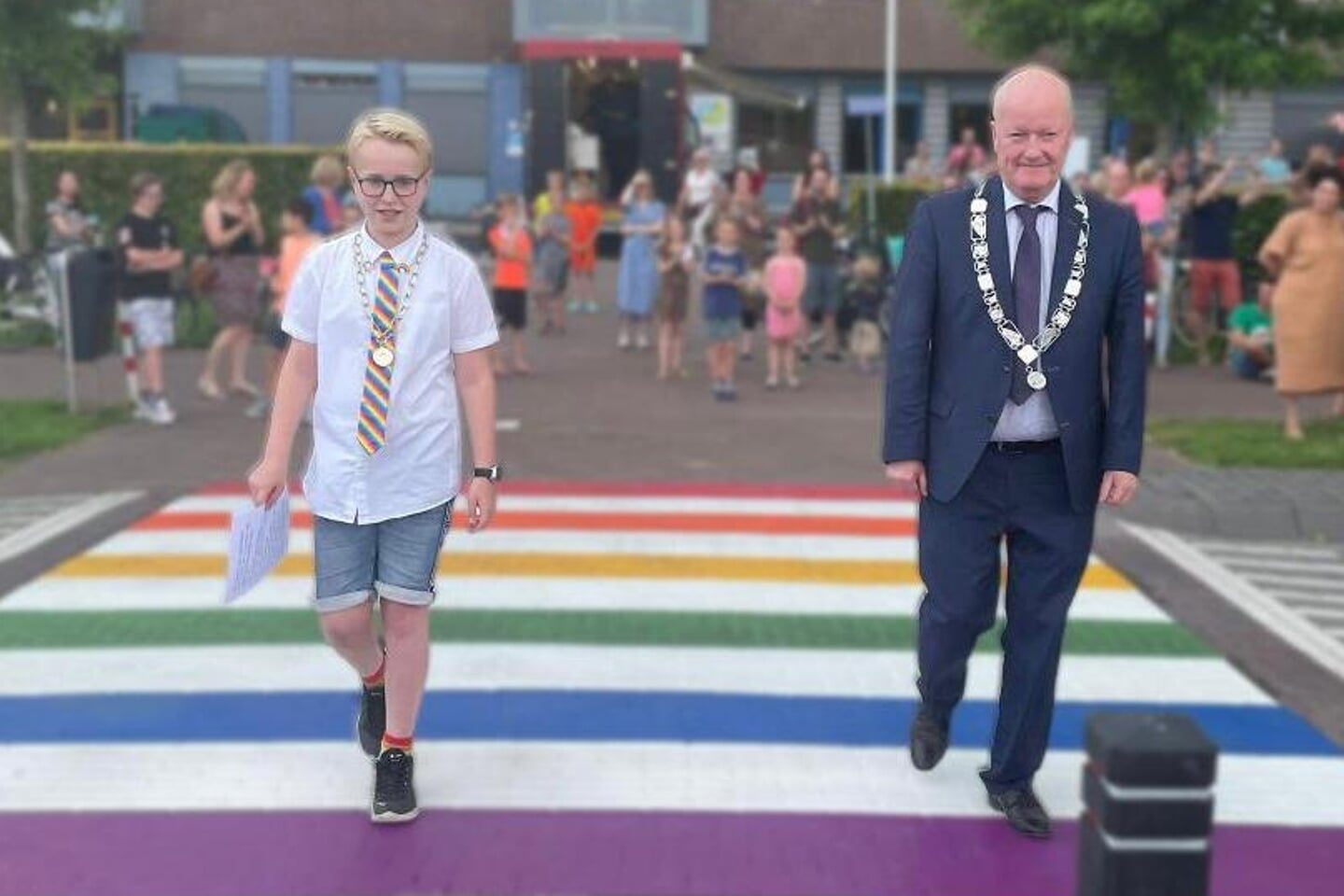 Kinderburgemeester Duco Das en burgemeester Ruud van Bennekom openden woensdag samen het regenboogzebrapad in Odijk.