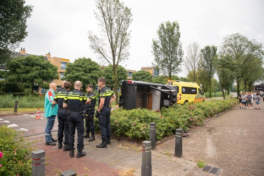 Pick-up truck op zijn kant in Baarn.