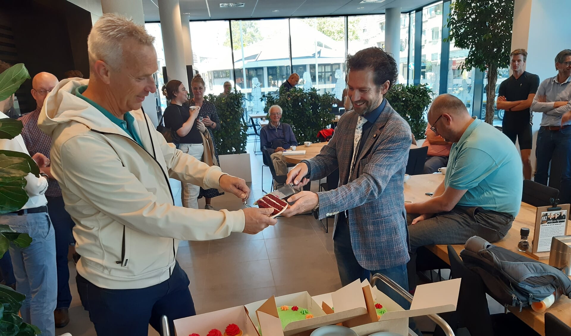Wethouder Wim Vos van Leusden (links) en Gedeputeerde Arne Schaddelee houden de nieuwe applicatie ten doop door een flinke punt bosbessentaart te nemen. 