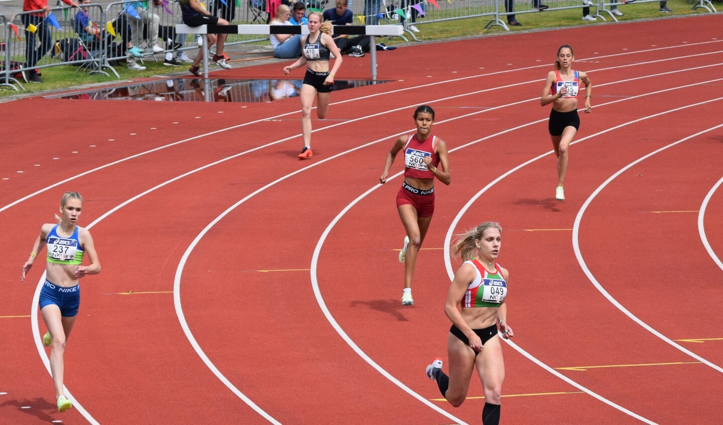 Abigail Noruwa (in het rood) deed door een blessure alleen mee aan de 400 meter en wist die te winnen.