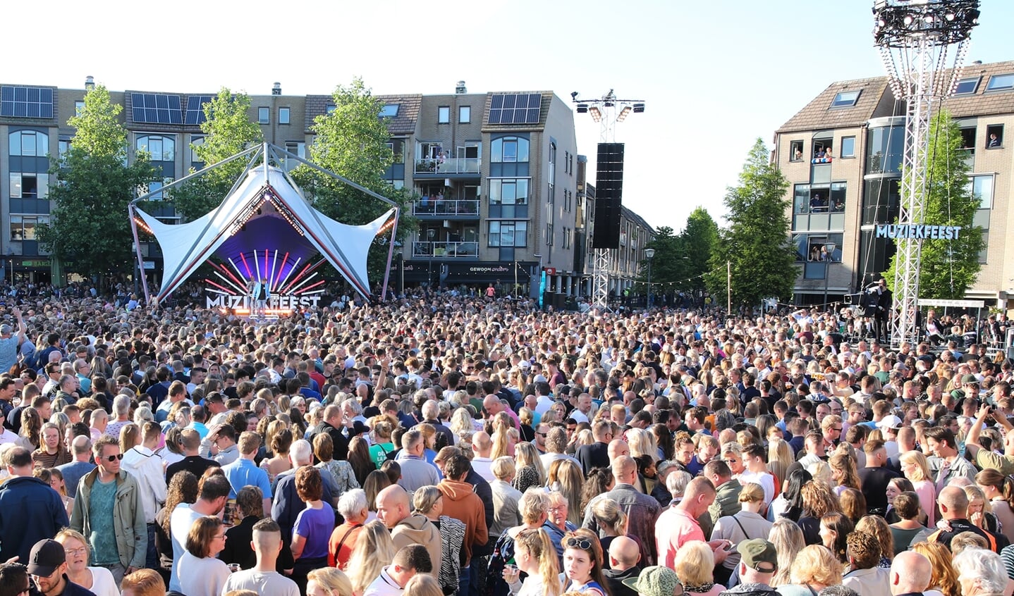 Een volgepakt Het Rond in juni bij de opnamen van het Muziekfeest op het plein.