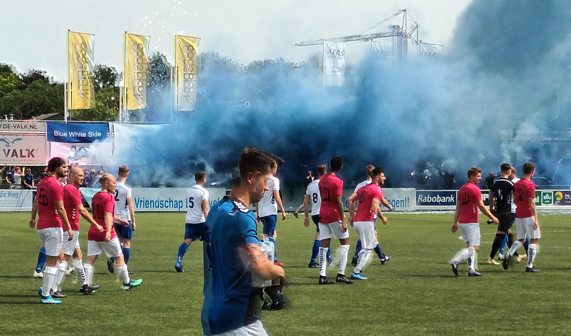 De supporters van SDVB zorgden voor een mooi sfeertje op Norschoten.