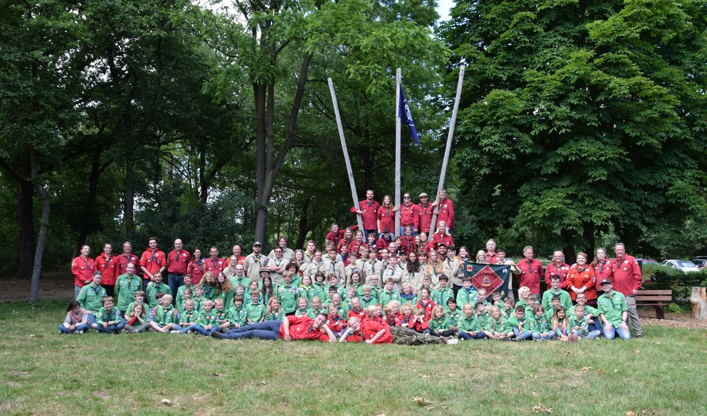 Groepsfoto van Scouting APV Gorinchem tijdens het jubileumkamp in Mook.