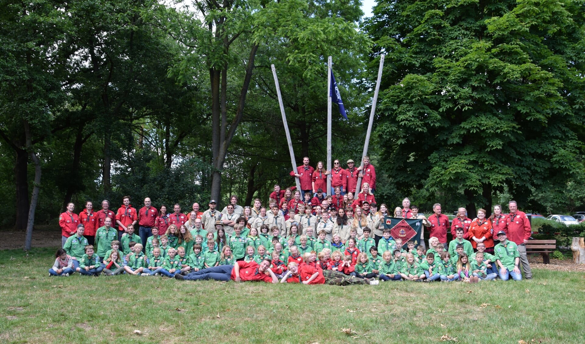 Groepsfoto van Scouting APV Gorinchem tijdens het jubileumkamp in Mook. 