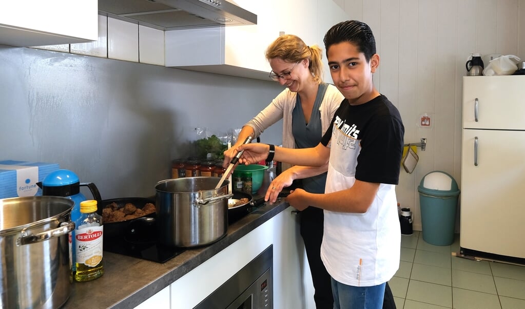 Kinderburgemeester Waled Al Deyar Bakrle in de keuken bij het maken van de avondmaaltijd