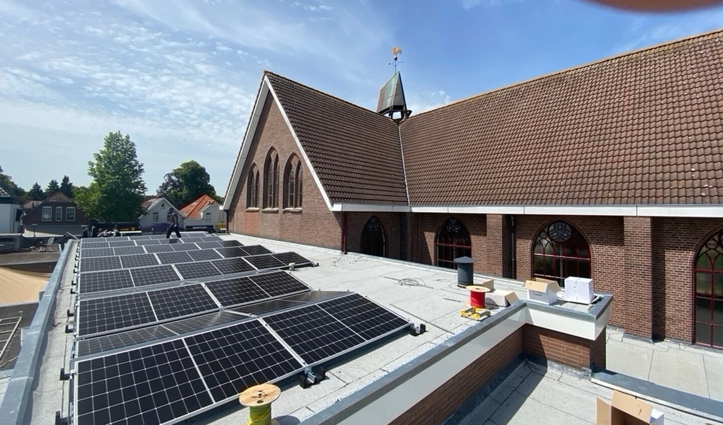 Installatie zonnepanelen op bijgebouwen Driestwegkerk