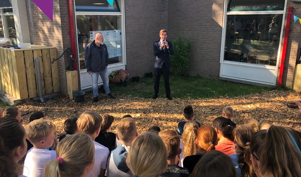 Bas Knapp van het Hoogheemraadschap Rijnland opent het buitenlokaal op ICBS De Vredeburg.
