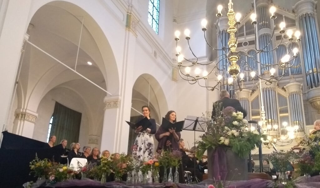 De solisten Mirjam Schreur en Lauren Armishaw tijdens de opvoering van de Hohe Messe