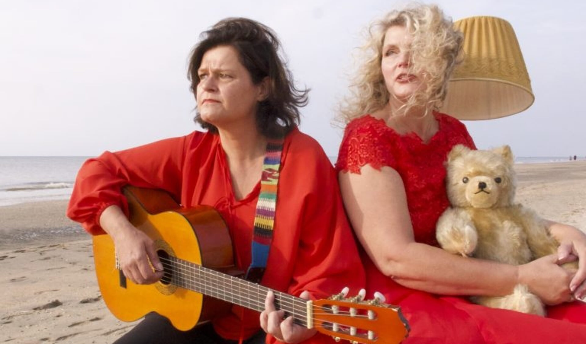 Duo La Serene bestaat uit Annedee Jaeger (gitaar) en Lucette van den Berg (zang).