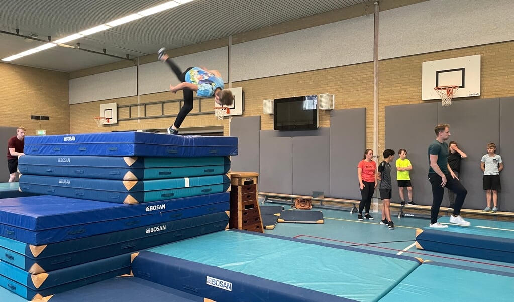 Freerunnen is uitdagende sprongen en salto's maken op een parcours van matten. (foto: Marco Jansen)