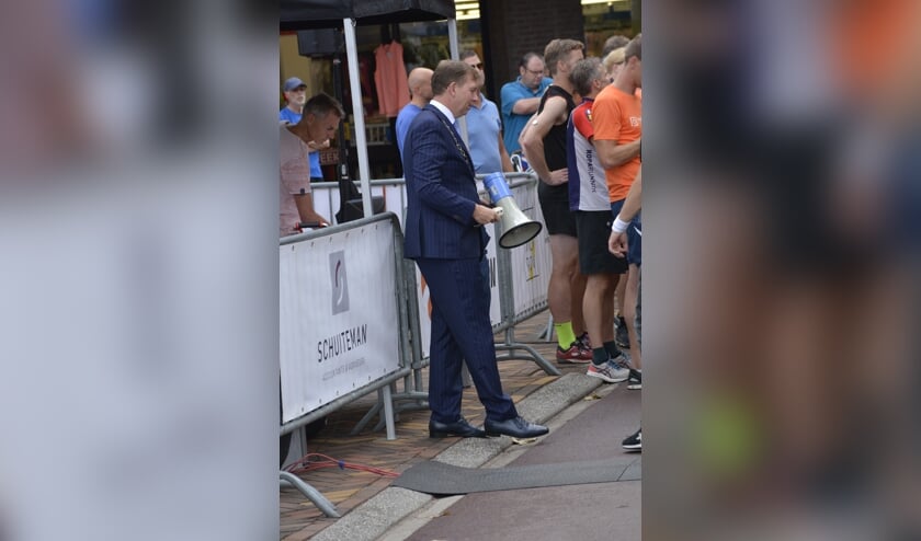 Burgemeester Gert-Jan Karts met een megafoon