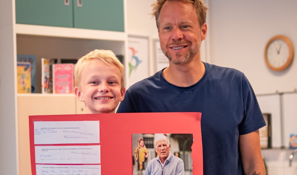 Koen Jansen (Diggy Dex) samen met een trotse leerling uit groep acht van de J.H. Donnerschool.
