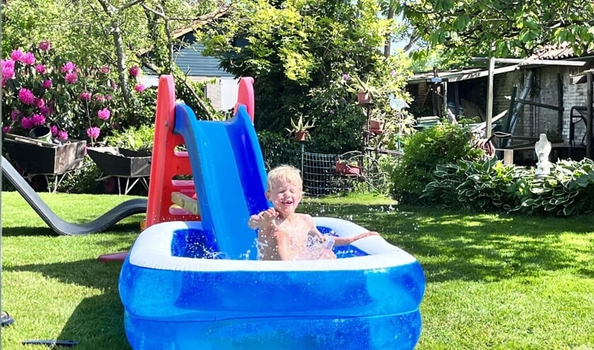 ,,Onze kleinzoon Thije tijdens (oma) Moederdag op 8 mei in onze tuin genietend van de glijbaan met zwembadje.