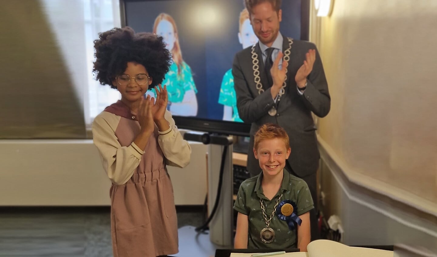 Kathy Meijer (ocokinderburgemeester), Floor Vermeulen (burgemeester) en Seppe Meijer zu Schlochtern.