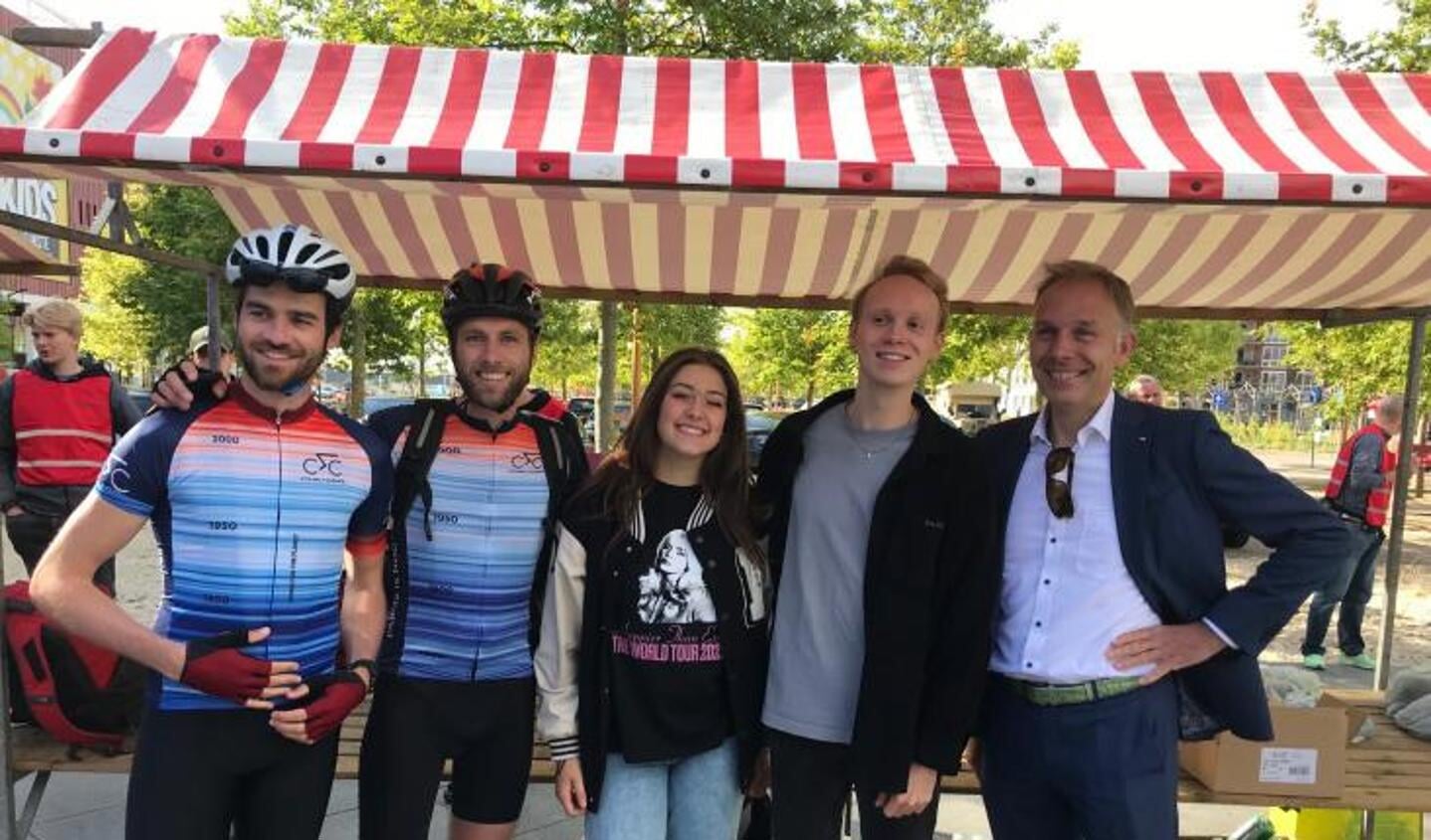 Deelnemers van de Climate Classic, Juul en Marijn van de Klimaatband en gedeputeerde Huib van Essen.