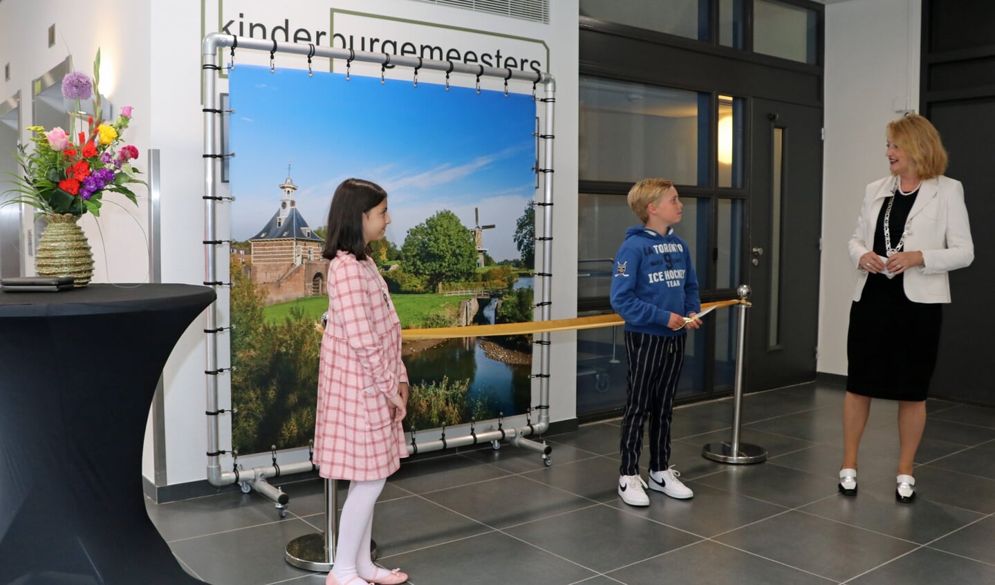 In de hal van het stadhuis in afwachting van de onthulling van de portrettengalerij