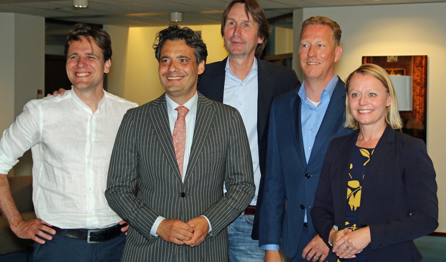 De vijf kandidaat-wethouders. Vlnr.: Marijn van Ballegooijen, Adam Elzakalai, Herbert Raat, Frank Berkhout en Floor Gordon.