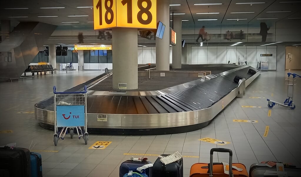 De luchthaven gaat al weken gebukt onder uitzonderlijke drukte en een groot personeelstekort in onder meer de bagageafhandeling.