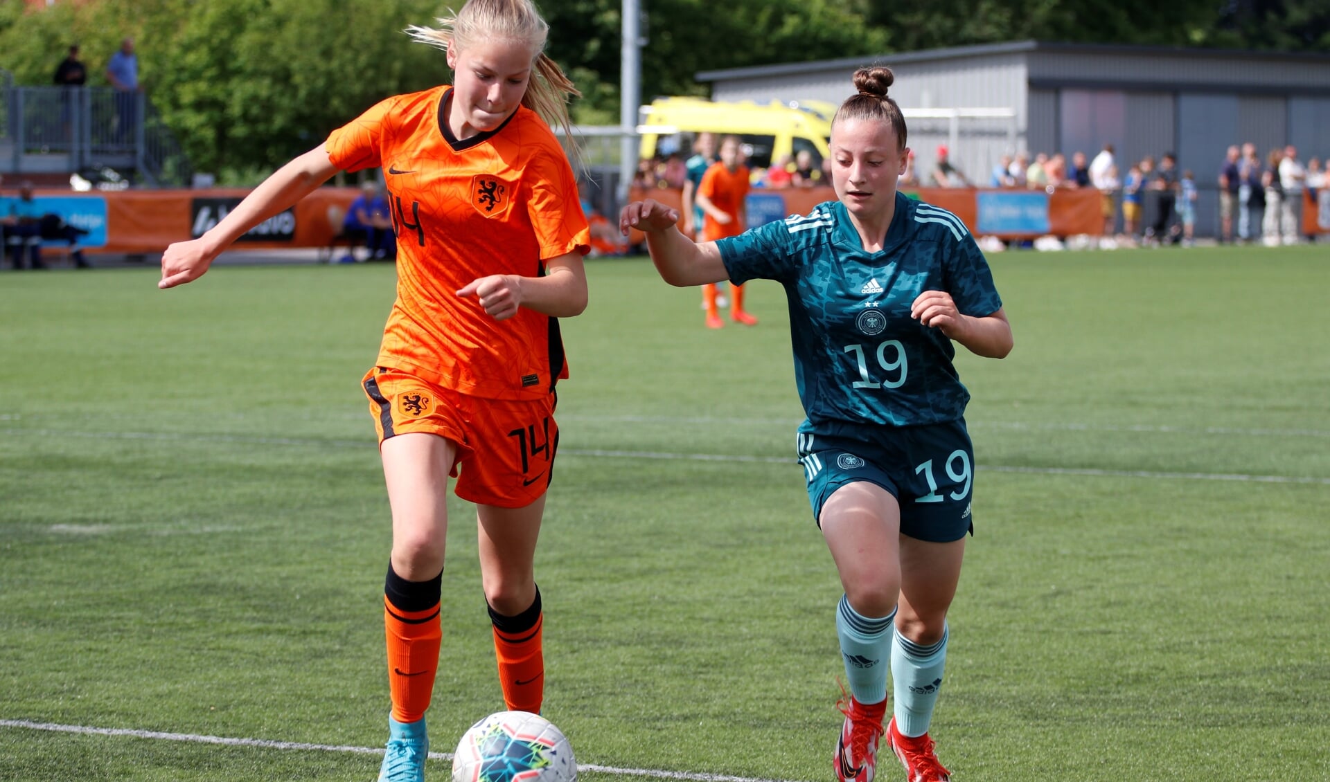 Maud van den Berg voor Oranje onder 15 in actie tegen Duitsland op zondag 12 juni in Schalkhaar (foto: Erik de Weerd).