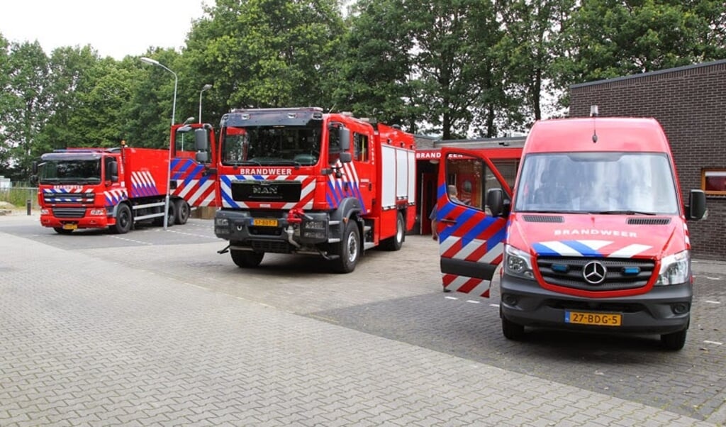 De voertuigen van de brandweer Kootwijkerbroek: waterwagen, bosbrand/blusvoertuig en een bus voor de rietploeg en first responder (reanimaties)