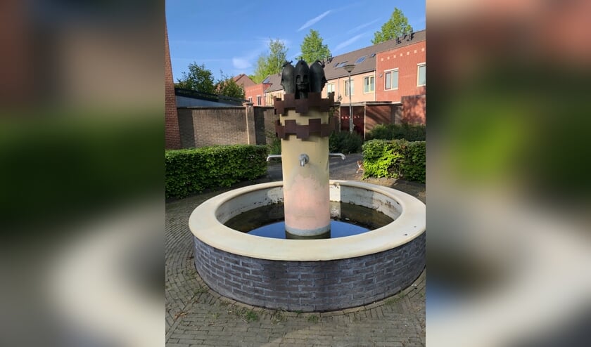 Het fontein in de verwaarloosde staat