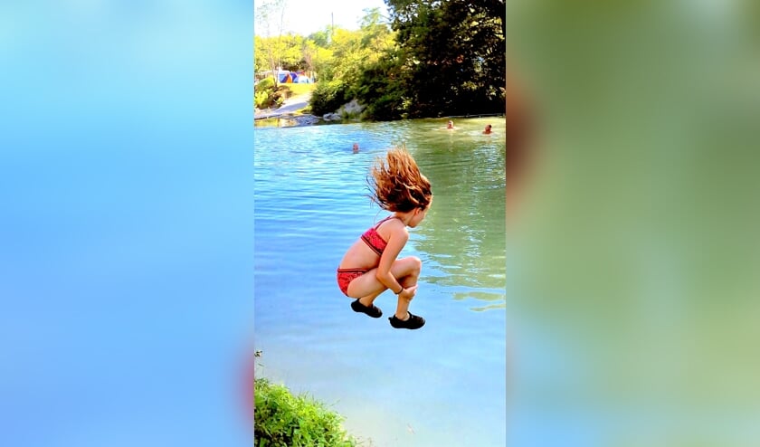 ,,Vliegen en zwemmen.
Kleindochter Nikki waagt de sprong in het diepe. Als een vogel door de lucht en als een vis in het water."
