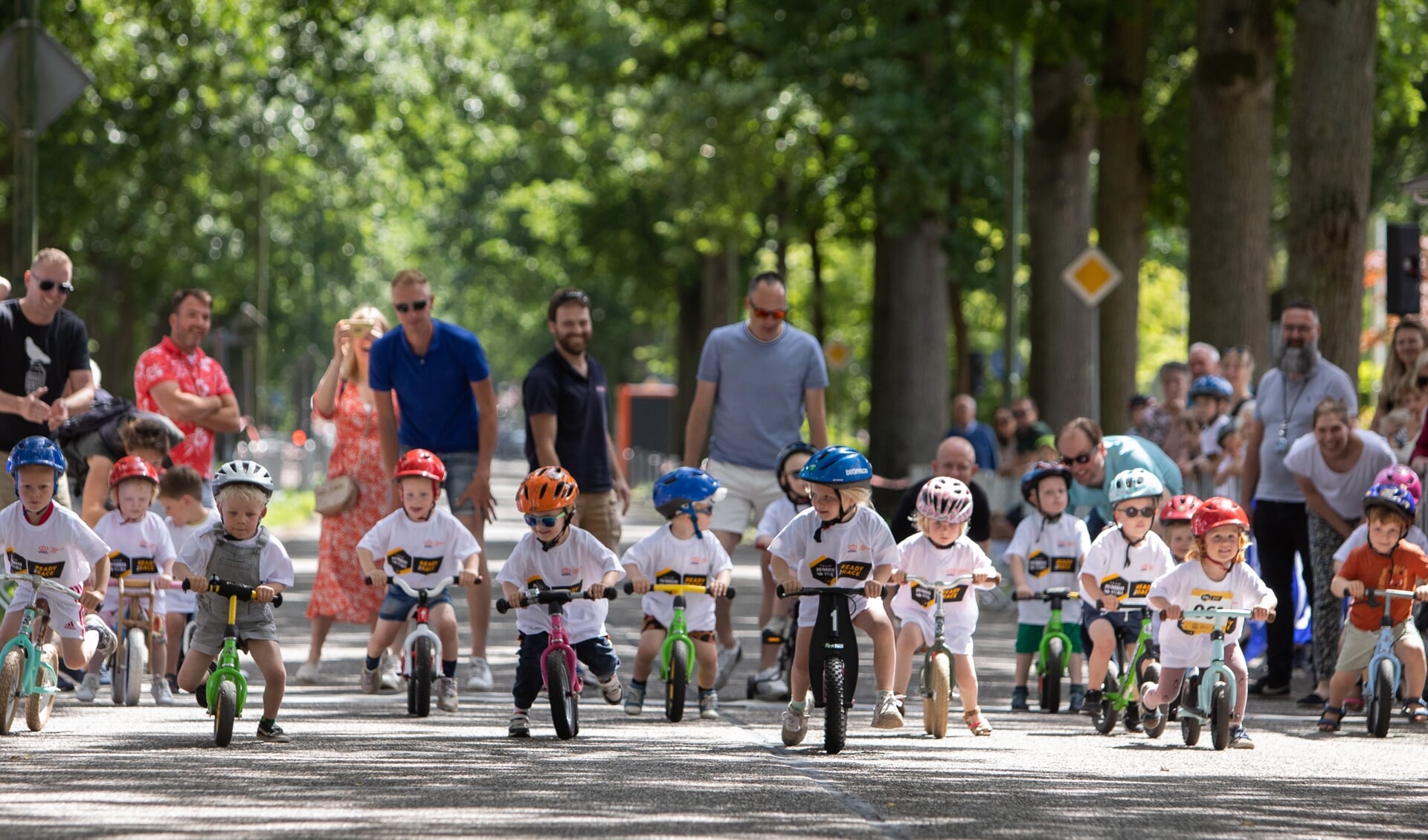 De loopfietsenrace voor kleine kinderen zorgt traditioneel voor een mooi schouwspel. 