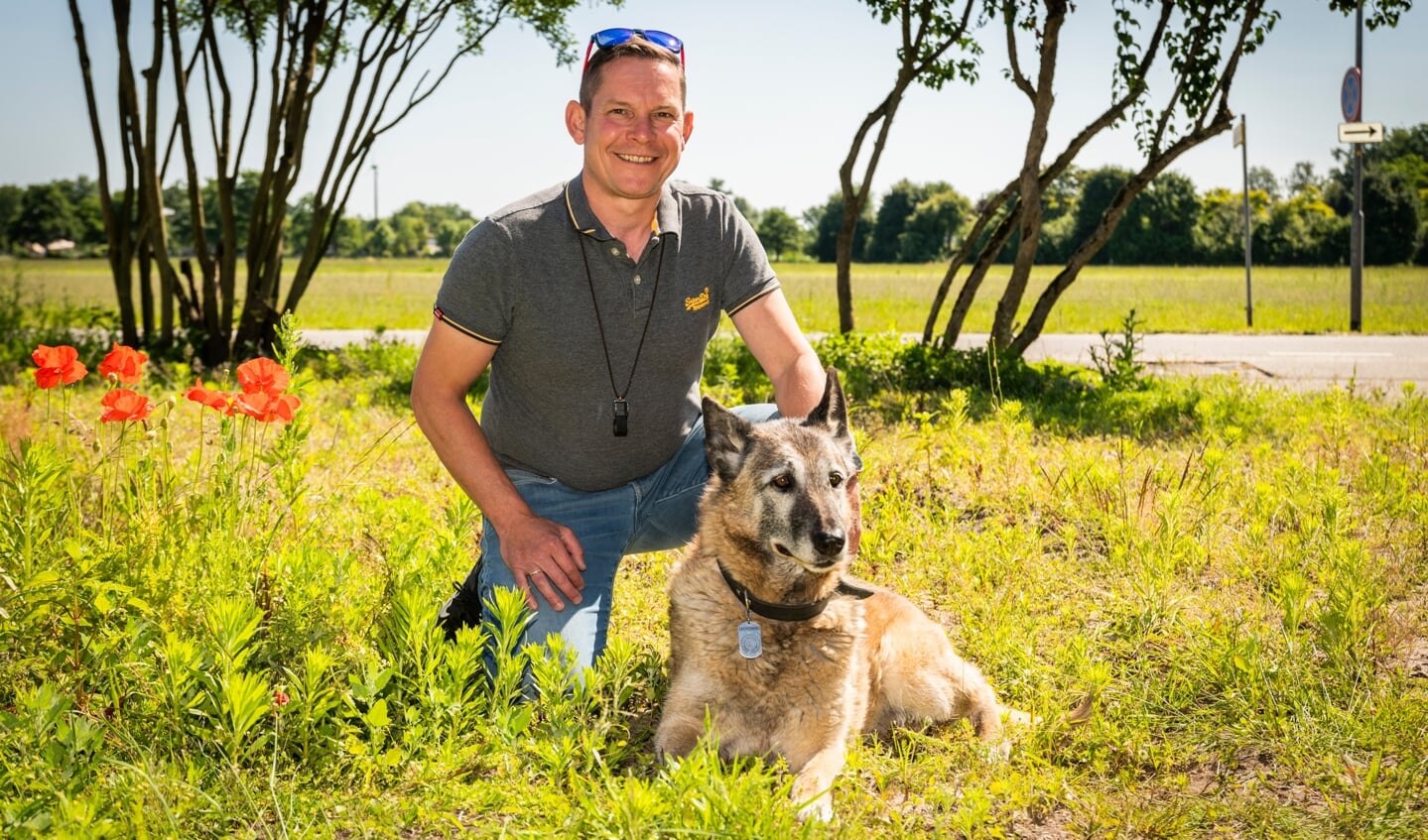 Goudsmid Johan van Luttikhuizen met hond Kyra.