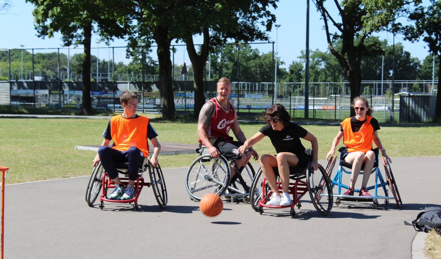 Rolstoelbasketbal op de sportdag van Careander