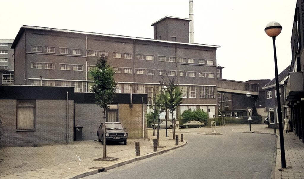 Gezicht op de ingang van de Scheepjeswol vanaf de Fluitersstraat. In 1988 werd de fabriek gesloopt en veranderde dit beeld ingrijpend.