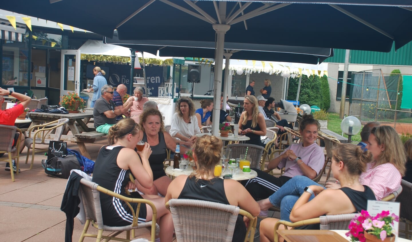 Het gezellige terras van tennisvereniging btv De Geeren.