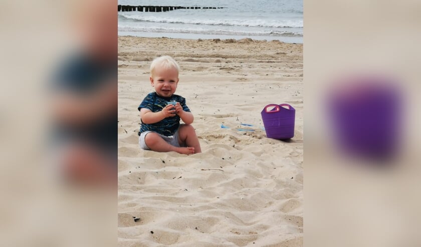 ,,Zomer in Zoutelande. Onze jongste kleinzoon Coen maakt kennis met zon-zee-strand!