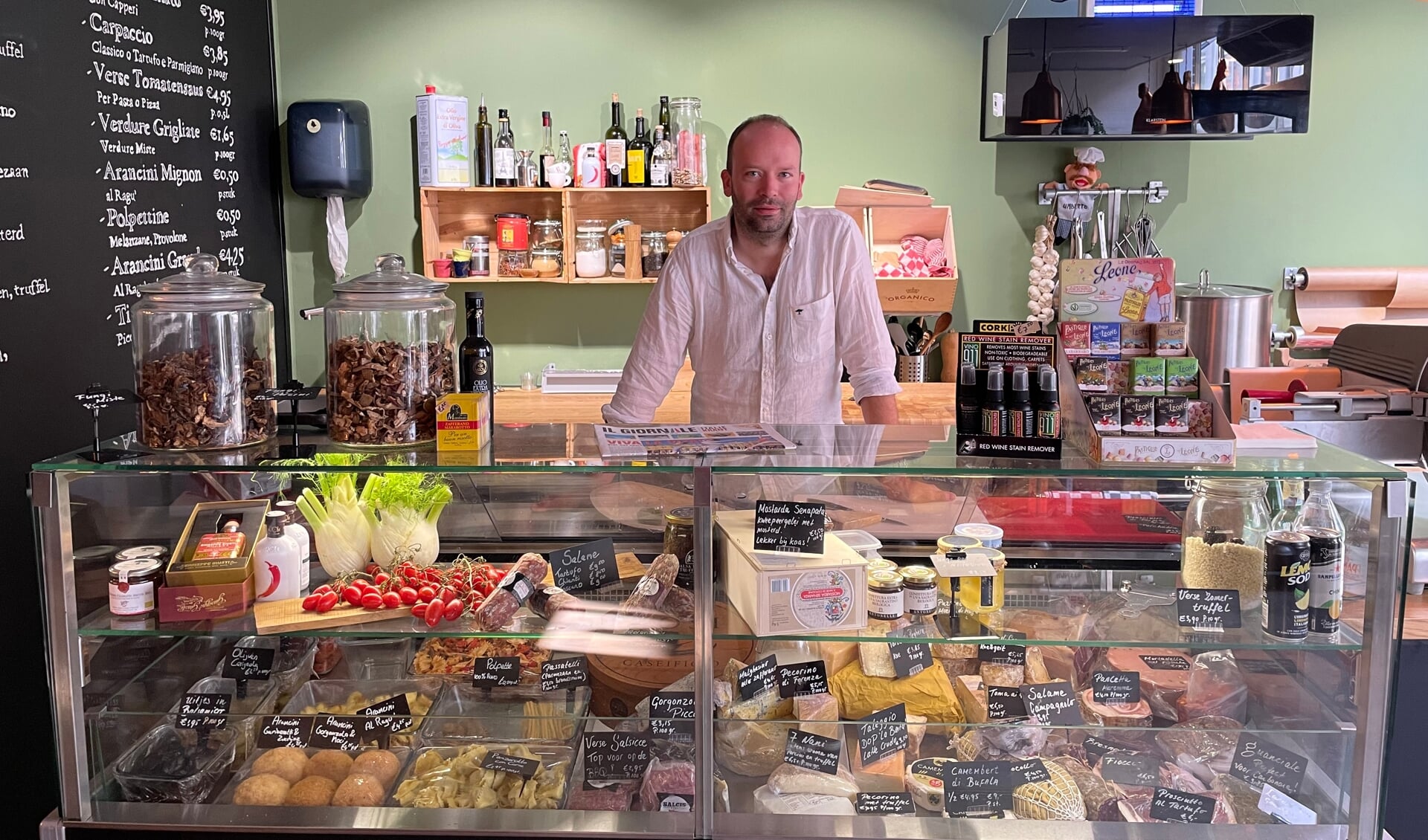 Bertus van de Ridder opende deze zomer zijn Italiaanse delicatessenwinkel Umberto Gastronomia. (foto: Marco Jansen)